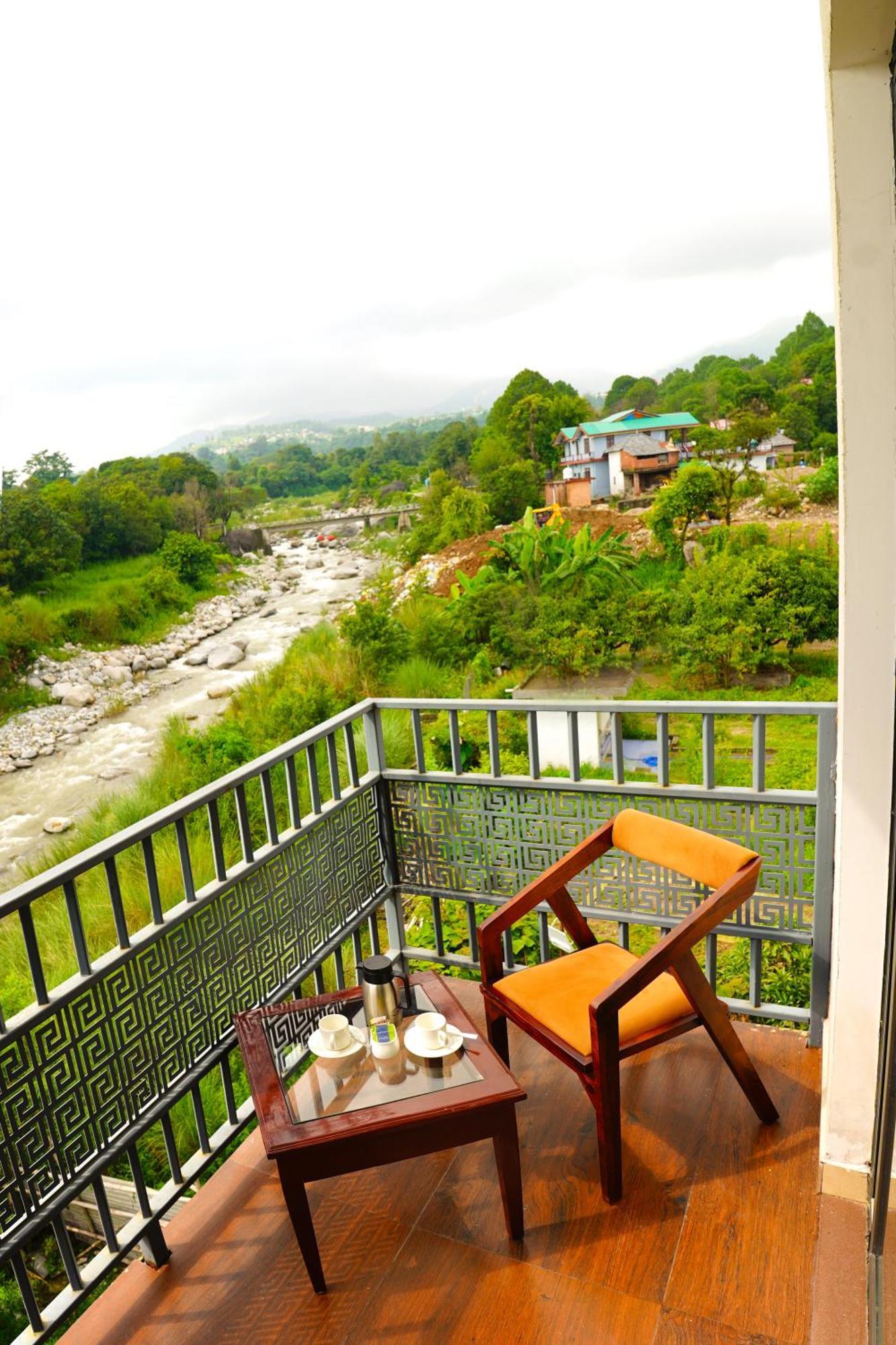 Aachman River And Valley View Resort Dharamshala - A Riverside Resort With Balcony View Εξωτερικό φωτογραφία